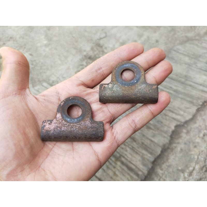 Sepasang Plat Samping Swing Arm Tahanan As Roda Belakang Kuku Macan Suzuki Smash New Arm Kotak Shogu