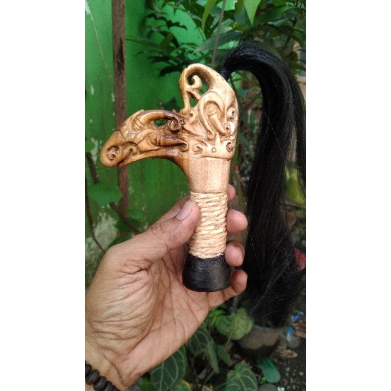 gagang Mandau dari kayu  full ukir