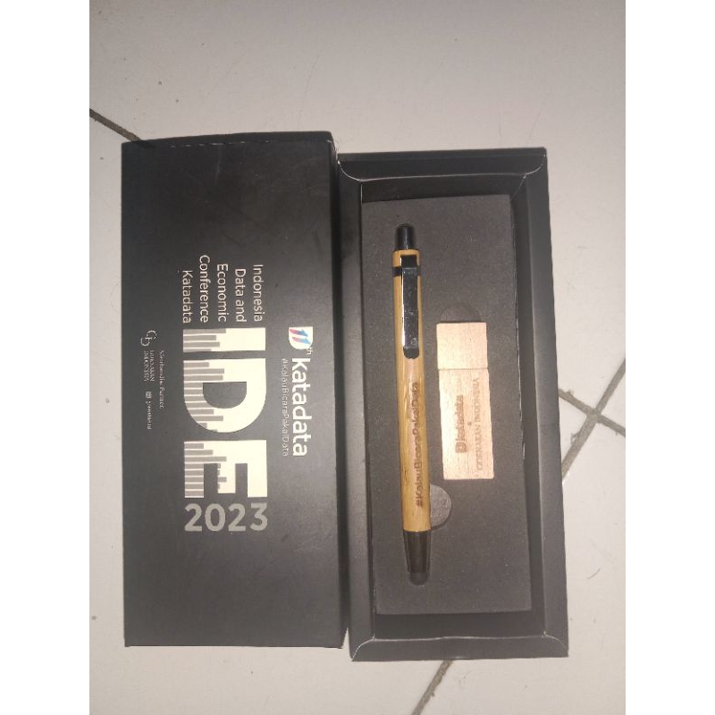 

Katadata merchandise pulpen & flaskdisk original