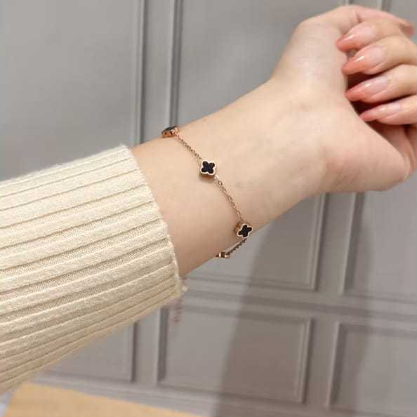 Gelang Tangan Titanium Wanita Korea Model Clover Kecil Mata Hitam Gelang Tangan Wanita Terlaris