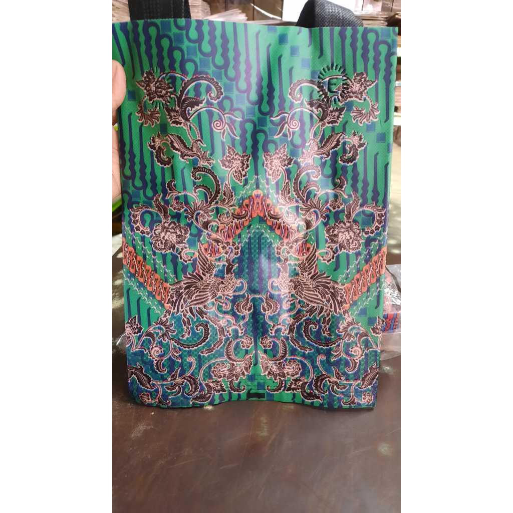 

Goodiebag motif batik burung hijau 20x28x9 (12pcs/pack)