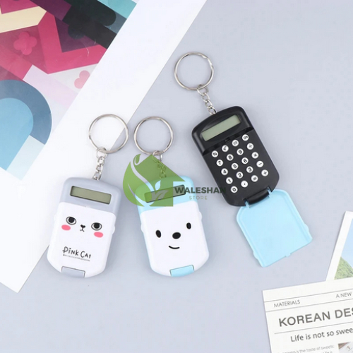

Aksesoris Mini Calculator Kalkulator Saku Karakter Lucu Alat Penghitung Angka Perlengkapan Anak Sekolah Portable Gantungan Kunci Ransel