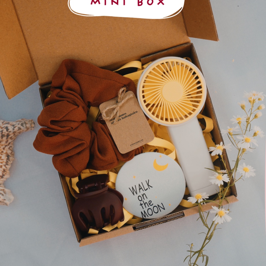 

KELUARAN TERBARU MINI BOX Hampers Lucu Aesthetic Exclusive Gift Box Kado Cewek Ulang Tahun Wisuda Lebaran Anniv