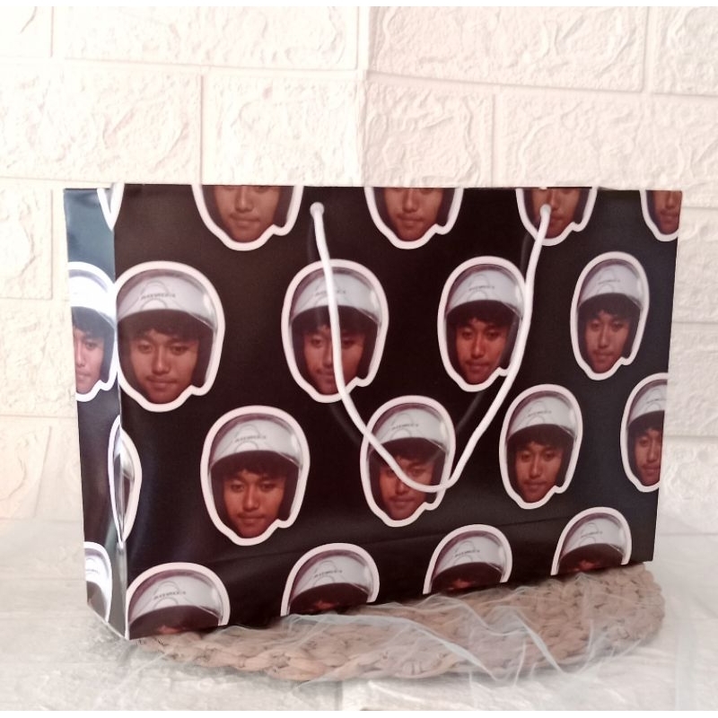 

Paperbag Custom | paperbag foto | paperbag foto sendiri | logo | paperbag ultah | paperbag kado