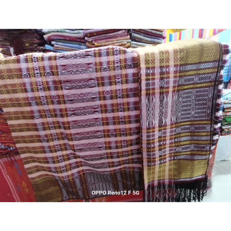 SONGKET TUMTUMAN SUTRA BEMBERT BENANG KRISTAL WARNA GOLD TUMPAL BENANG SILVER.