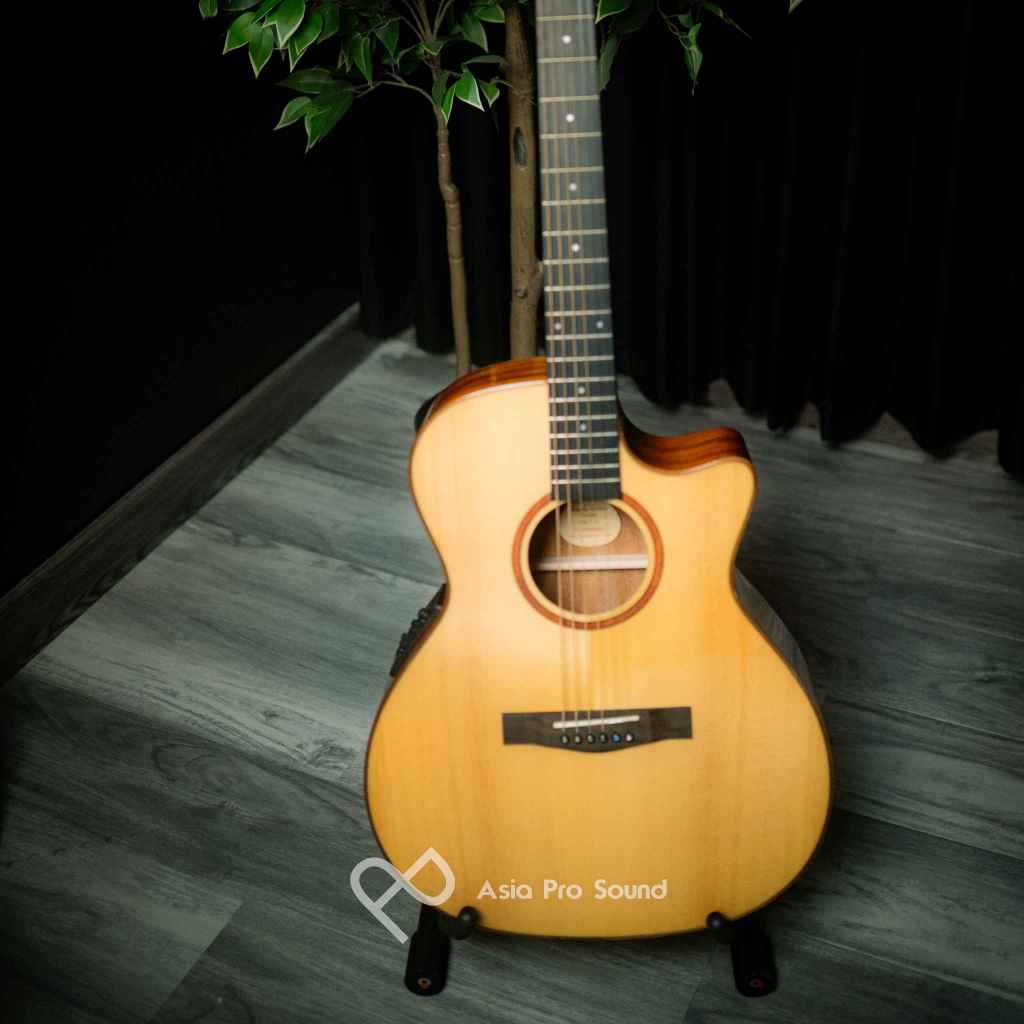 SQOE SPAIN SMLT-N ACOUSTIC ELECTRIC IN NATURAL WITH FISHMAN PRESYS PLUS PREAMP