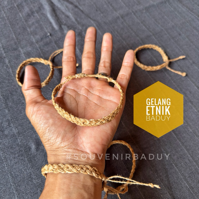 Gelang Siluk. kulit kayu khas suku Baduy