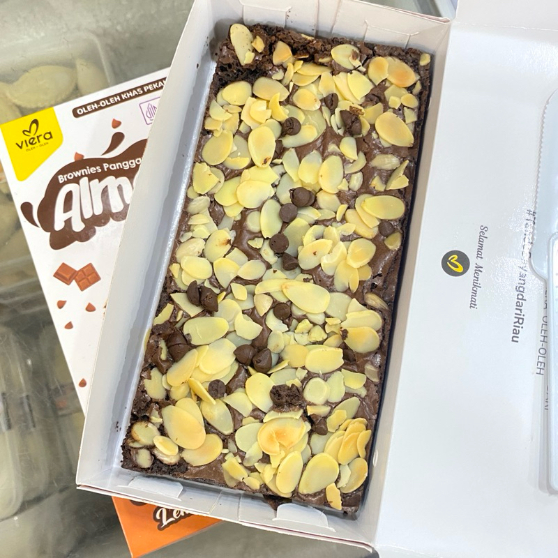 

BROWNIES PANGGANG ALMOND | OLEH OLEH PEKANBARU