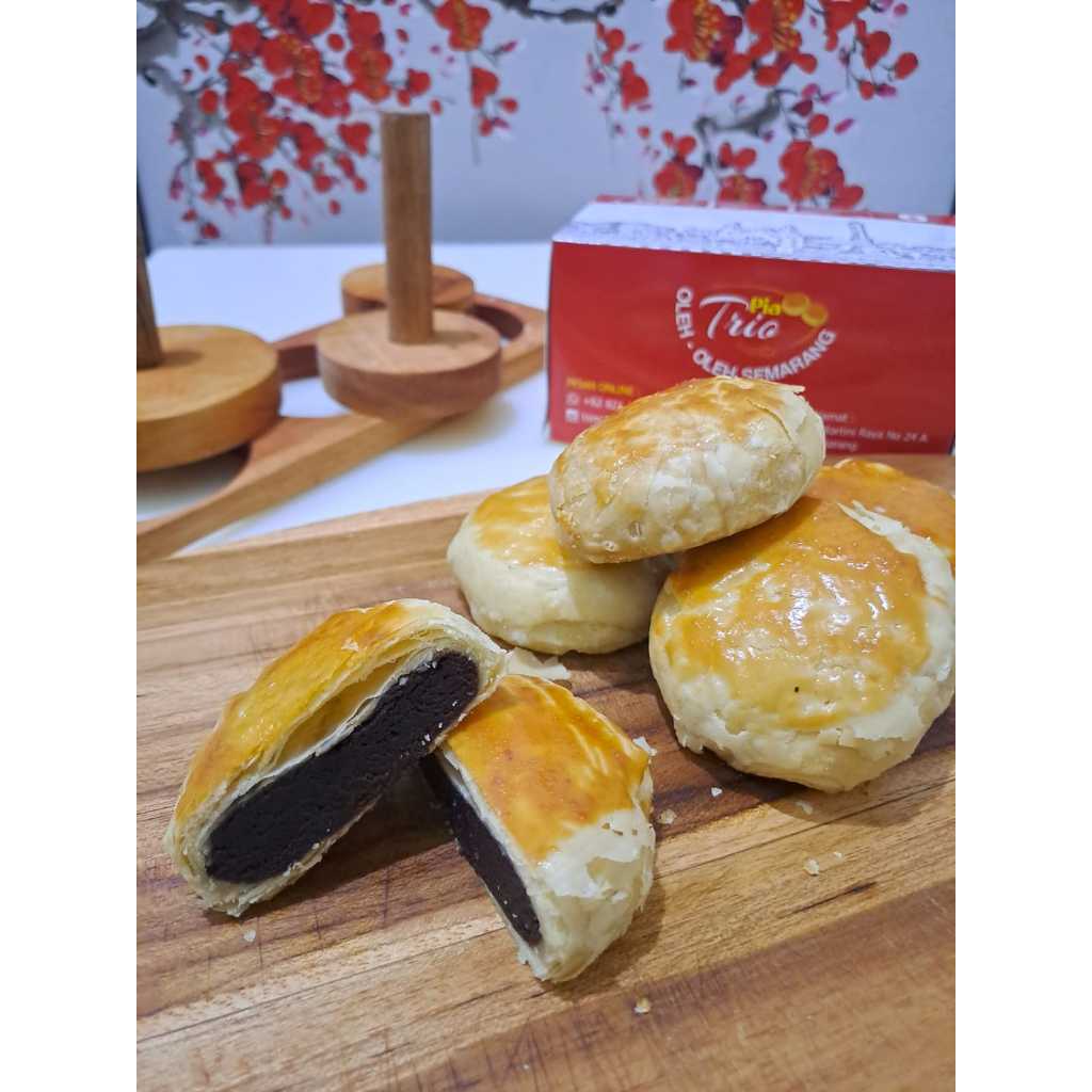 

Pia Trio isi 6 per dus, Pia Semarang fresh from oven, Rasa Cokelat, Keju, Kacang, Wintermelon,Ubi ungu