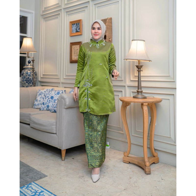 Kebaya Melayu Belah Samping  Payet Dengan Rok Songket Batik