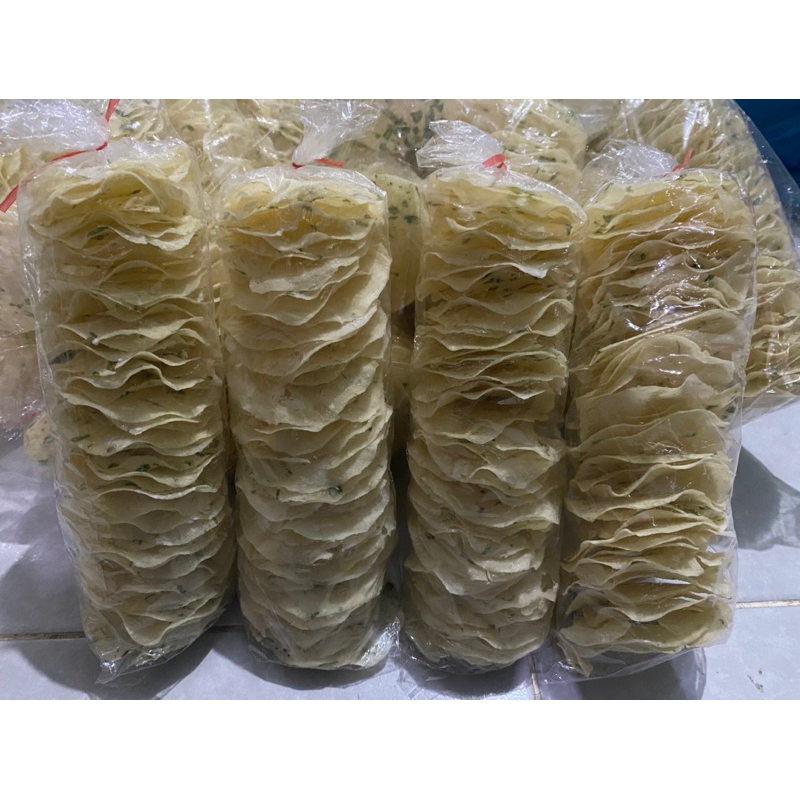 

Kerupuk kamang kecil/cemilan khas minang.