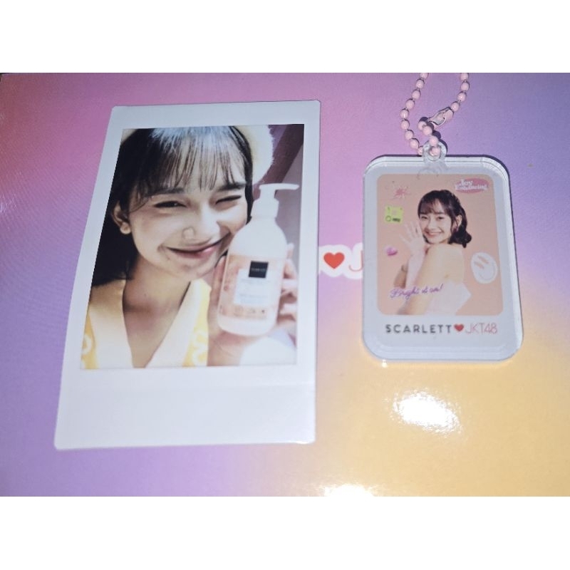 Polaroid dan Keychain Freya JKT48 x Scarlett