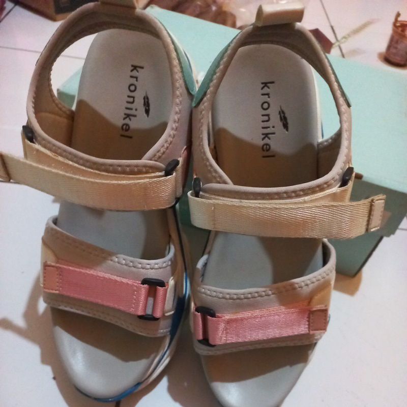 sandal sepatu kronikel
