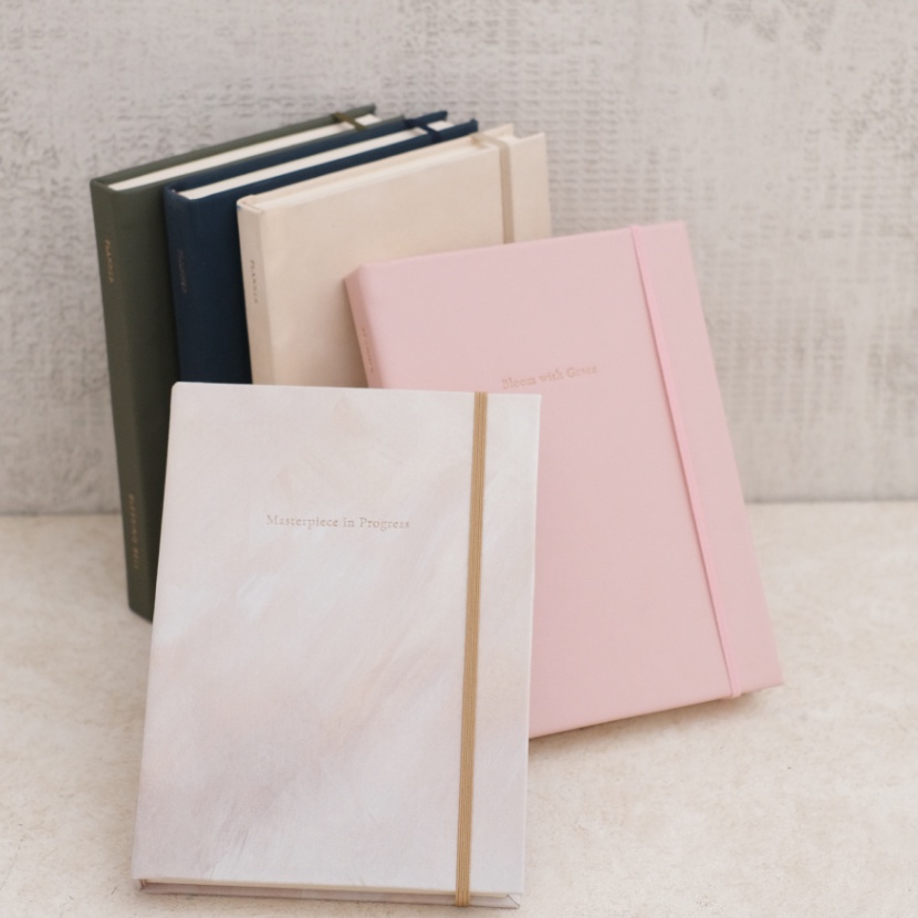 

KF7 Undated 225 Essential Planner Agenda B6 Compact