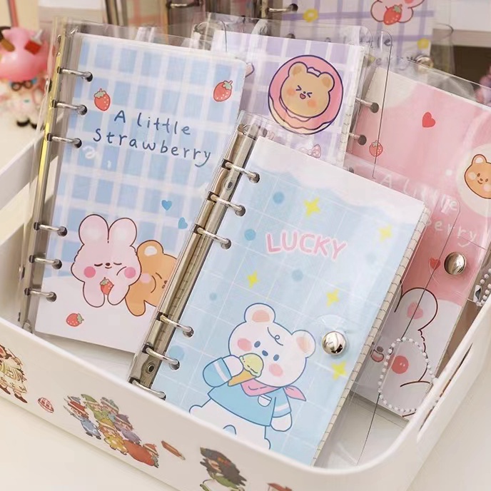 

FG2 Buku binder A6 isi 1 lembar dengan Liontin FREE DIY STIKER Notebook PVC 6 ring Buku catatan isi ulang loose leaf Buku an karakter kartun aesthetic Jurnal perjalanan Scrapbook transparan Daily planner lucu