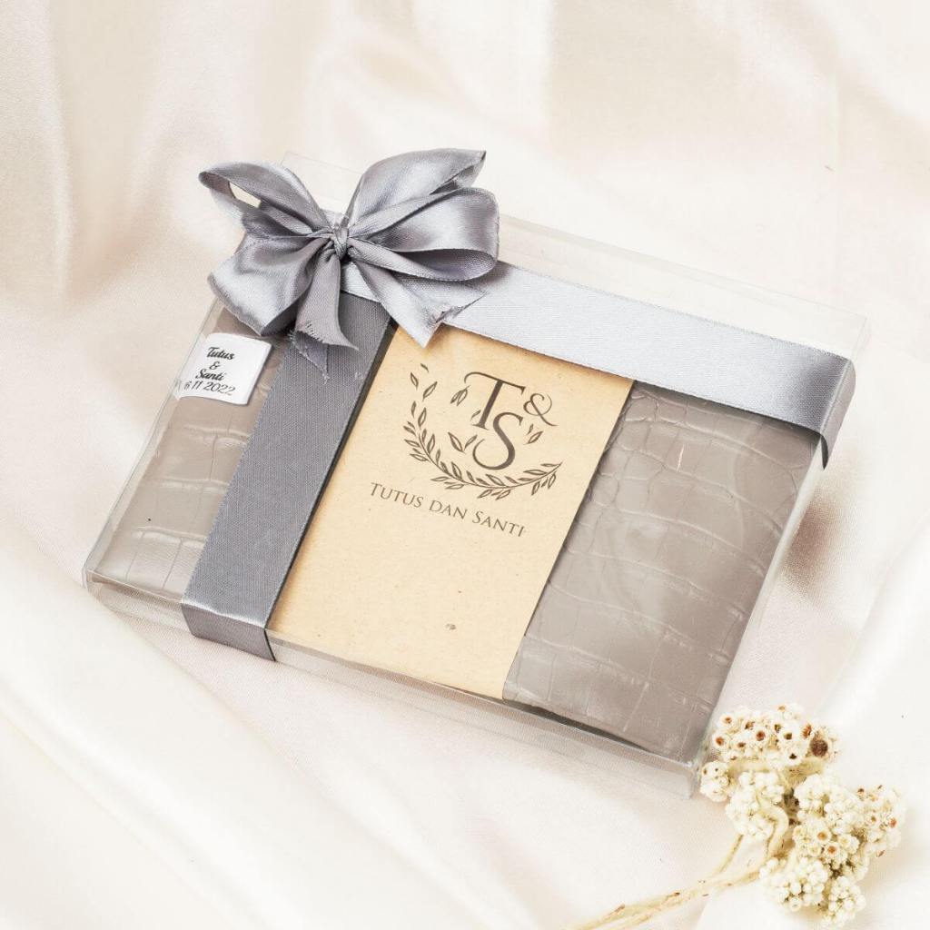 Souvenir Pernikahan Dompet Pouch Emboss Murah