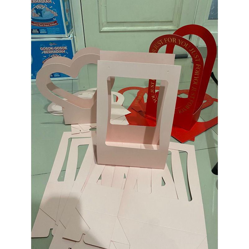 

(set take all 12 pcs) Kotak bunga dengan handle valentine | valentine flower box korea / Kotak bunga valentine bentuk hati | valentine flower box heart shape korea / Kotak bunga dengan handle valentine | valentine flower box | paper bag buket bunga