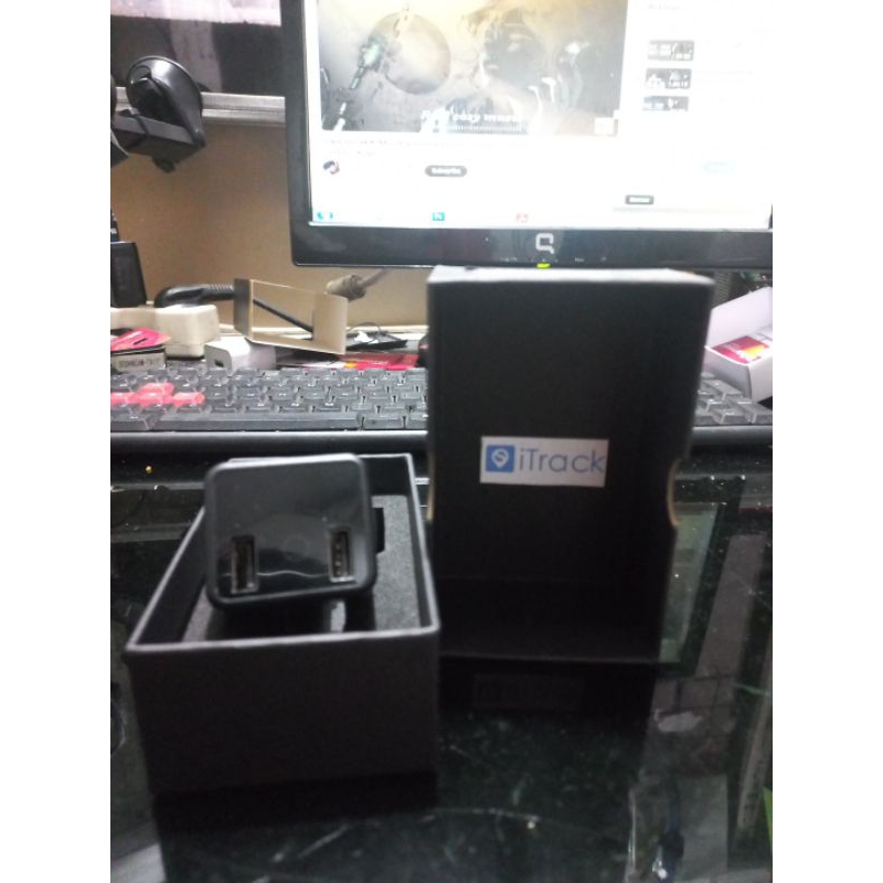 pelacak lokasi berbentuk casan hp di mobil atau gps portable