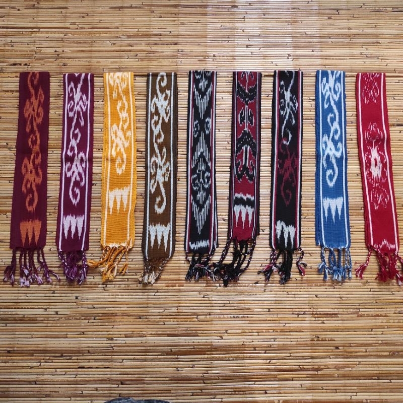 Ikat kepala tenun motif dayak kalimantan
