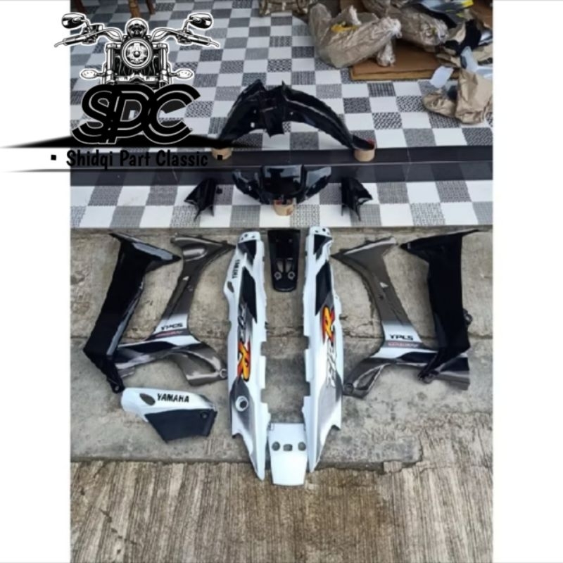 Paket Body Full Set Yamaha Vega R Lama Old  Striping Fiz R Warna Hitam kombinasi putih Glossy Termur
