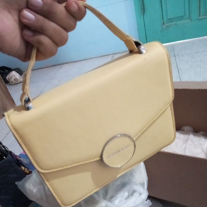 tas warna  kuning gading