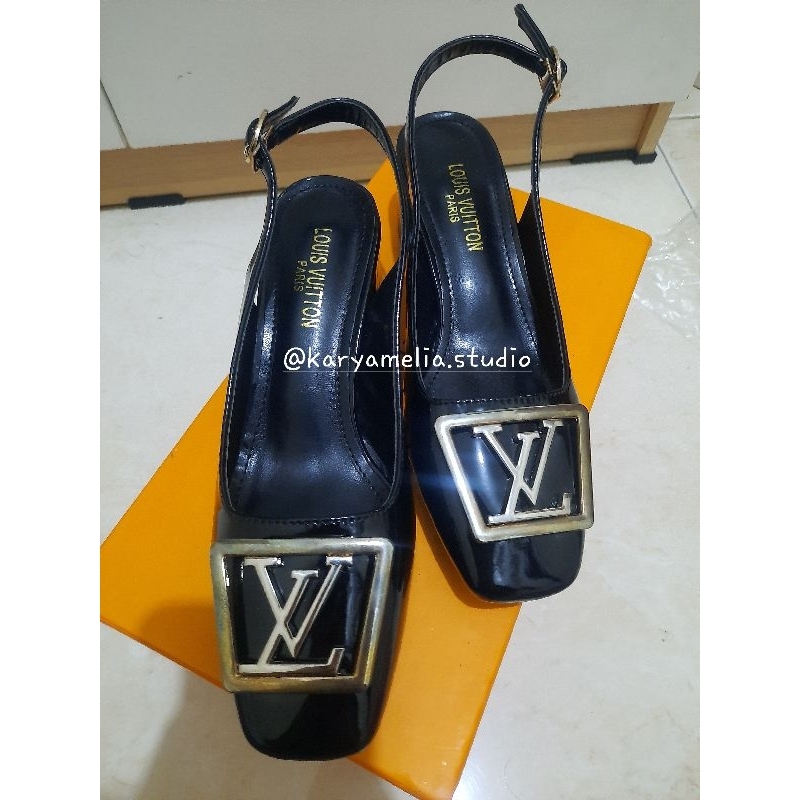 Sendal Sepatu LV Hitam - BUKAN ORI