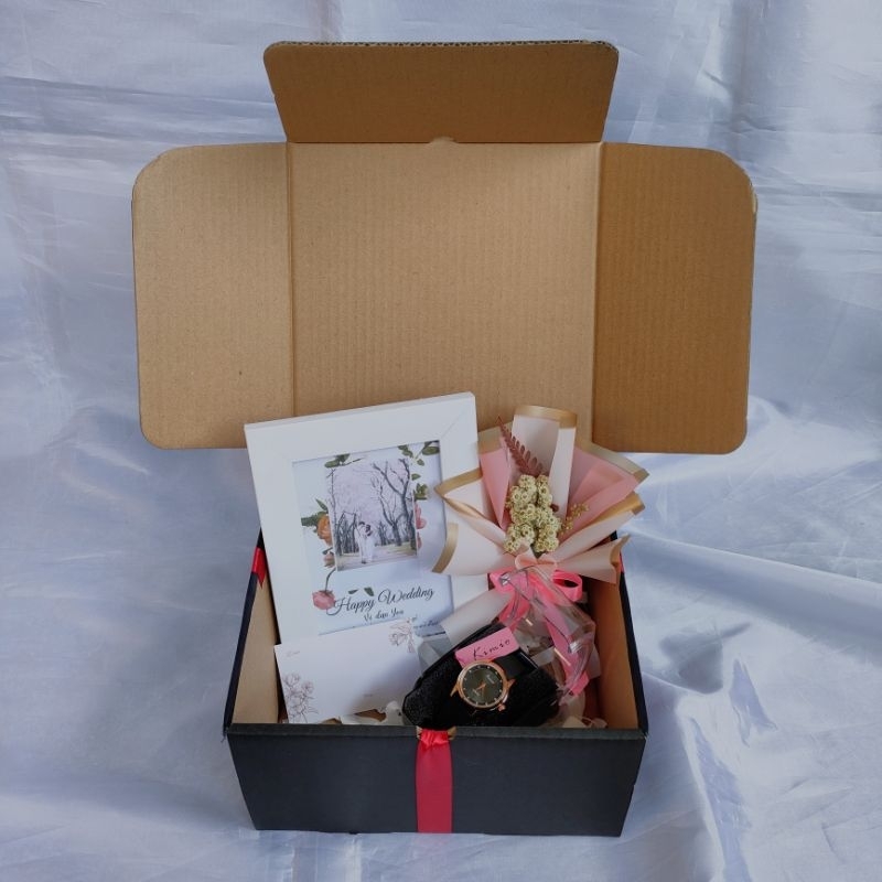 

Hampers foto 4R + jam / hadiah ulang tahun murah / kado ultah unik / kado anniversary / kado untuk pacar / kado bestie / hadiah anniversary wedding / buket