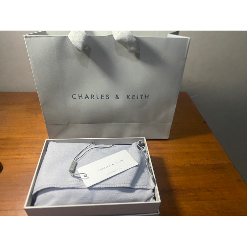 Dompet preloved charles and keith