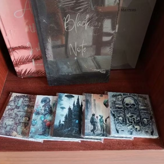 

Buku Memo Gambar Ilustrasi Deus Ex Machina dan Alien