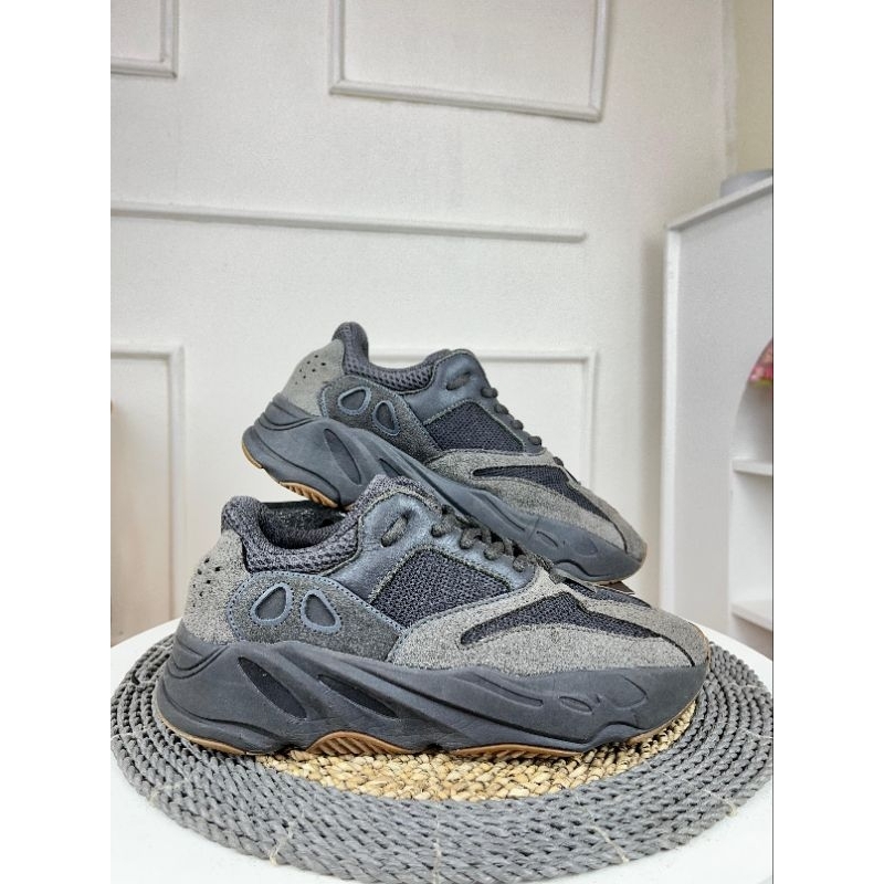 sepatu second preloved adidas yeezy boost 700 v2 geode size 40,5 indikasi original