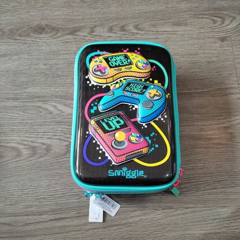 

Tempat Pensil Smiggle Triple Dynamic