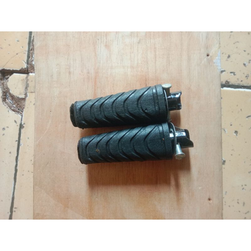 Footstep/injakan kaki belakang revo