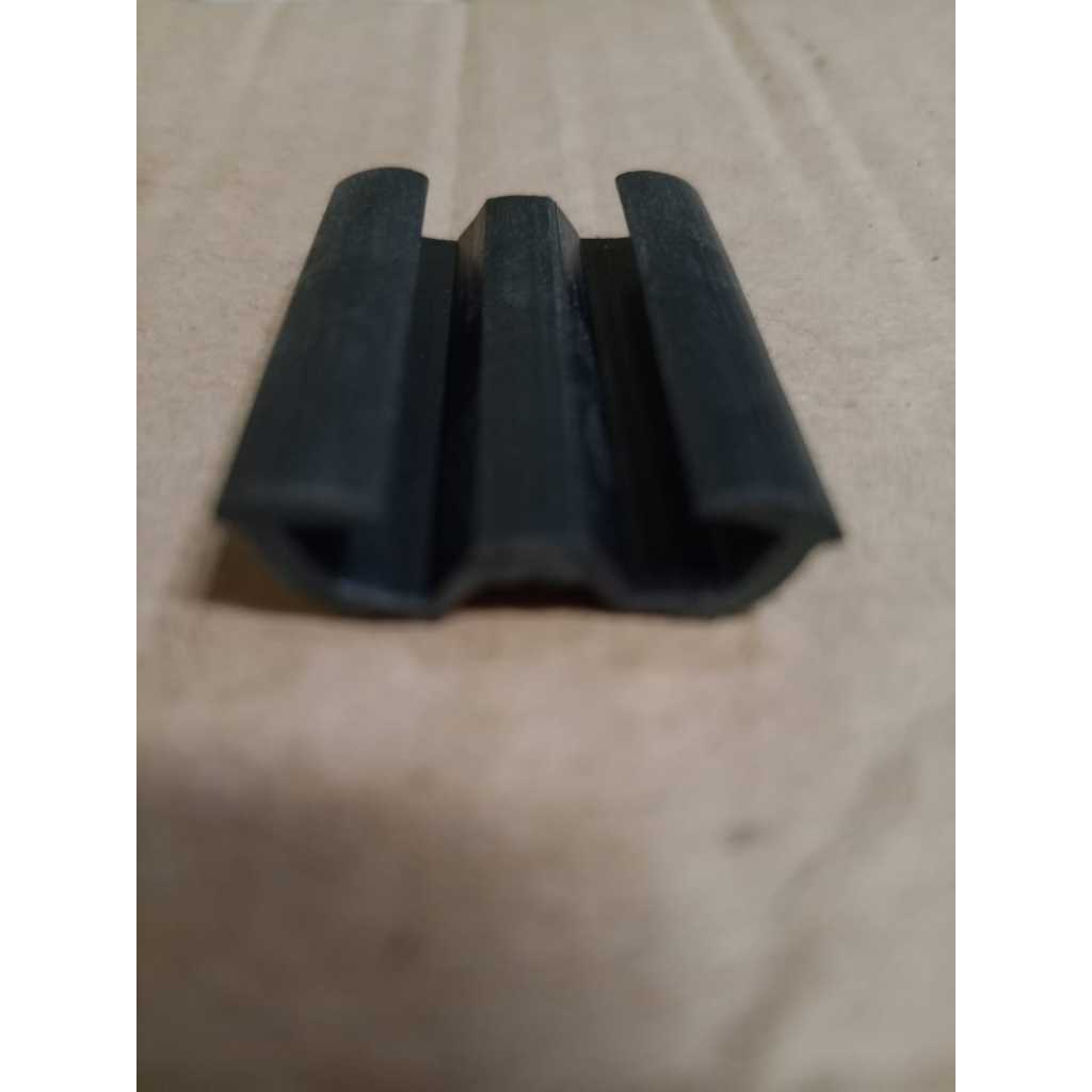 Karet kaca mobil, karet bludru, run channel, karet lis kaca mobil, window seal, chanelR-022