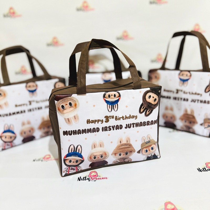 

Tas Ulang Tahun Souvenir Ultah Anak Custom Gambar Labubu Terbaru model Resleting