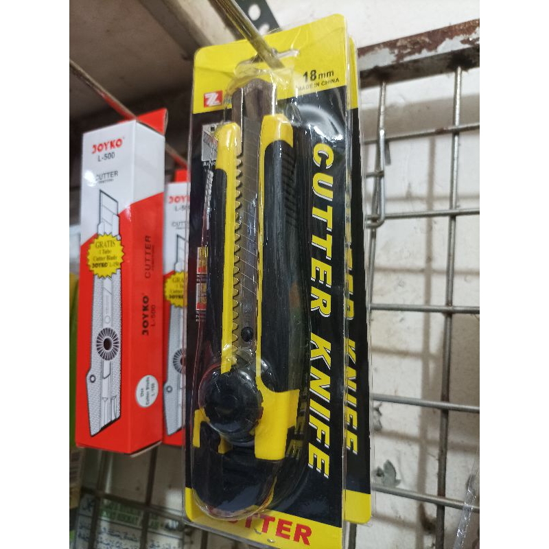 

Pisau Cutter ukuran besar kuat dan tahan lama