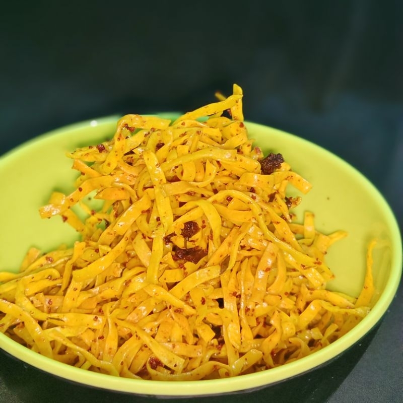 

kerupuk mie pedas (pakai daun seledri)