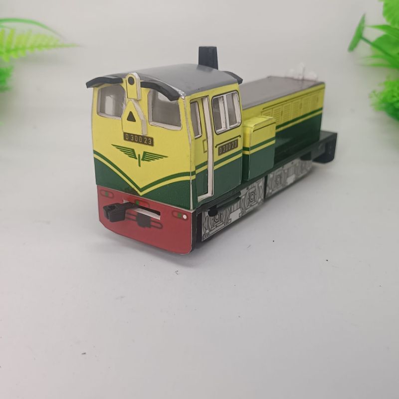 MINIATUR LOKOMOTIF D300 KUNING HIJAU