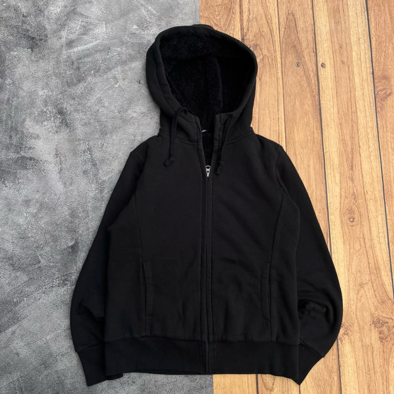 Hoodie uniqlo sherpa hitam second original