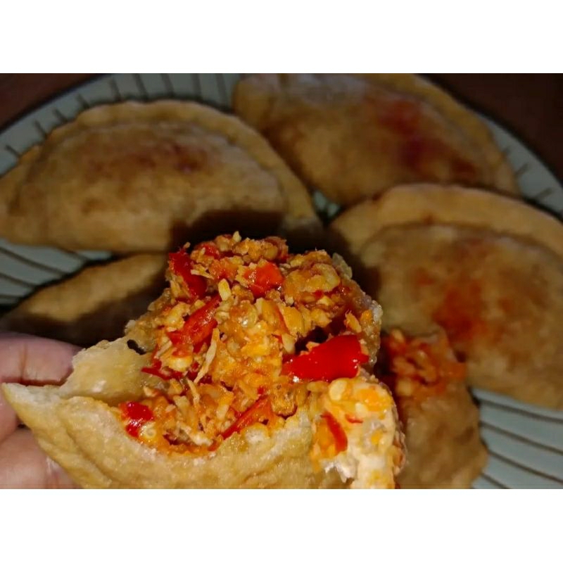 

cireng isi ayamsuwir pedas daun jeruk.