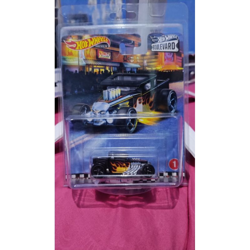 Hot Wheels premium boulevard Bone Shaker + Protek