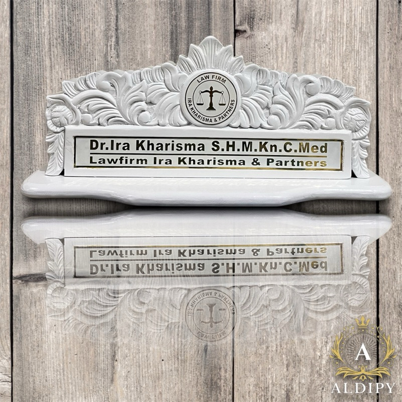 

Papan Nama Meja Motif Ukir Warna Putih Nama Dan Logo Bahan Plat Kuningan Stenlis Ready Stok
