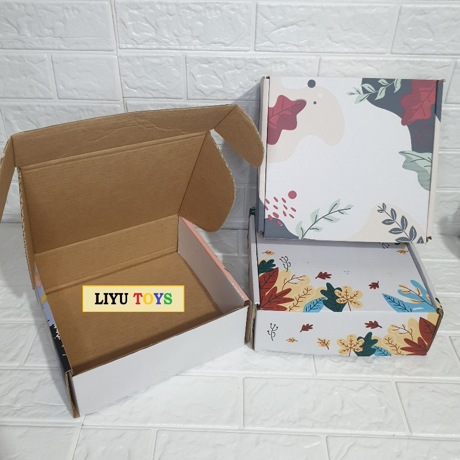 

KARDUS 22x22x8 CM / BOX 22x22x8 GIFT BOX MOTIF / KARDUS PACKING / HAMPERS BOX MOTIF