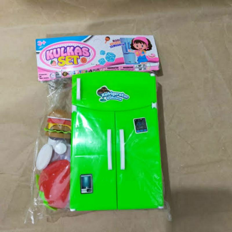 MAINAN KULKAS DUA PINTU