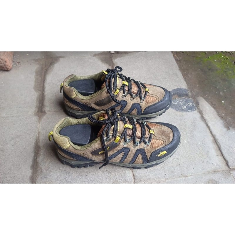 sepatu gunung cewek kulit the north face 39 second