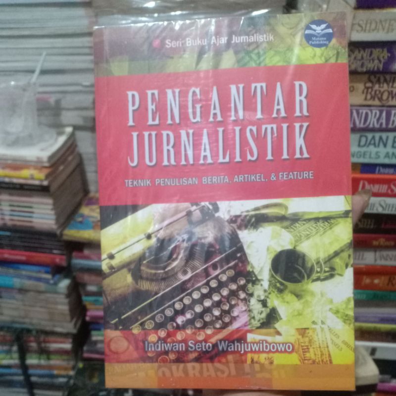 BUKU BEKAS PENGANTAR JURNALISTIK, TEKNIK PENULISAN BERITA, ARTIKEL & FEATURE