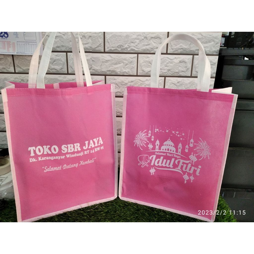 

Tas Spundbond Sablon/Tasyakuran aqiqah/ Tas berkat/ Tas tedak siten/Muat dus nasi 18x18