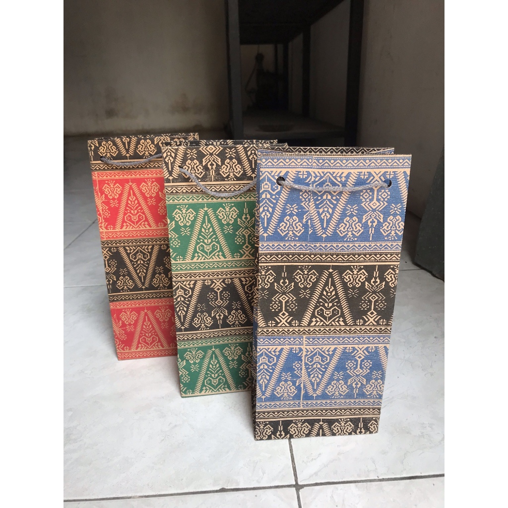 

Paper bag SONGKET Tas kertas motif UK.11x7x25 cm buat kado pesta penikahan ulang tahun hajatan umroh haji kitanan