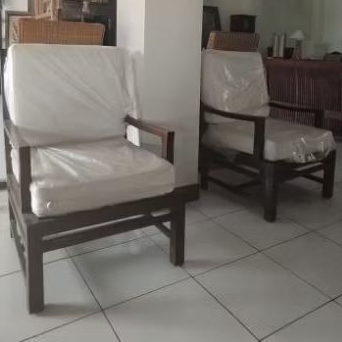 Dua Kursi Sofa Kayu Jati + bantal putih