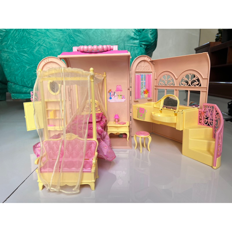 [PRELOVED] RUMAH BARBIE MAINAN ANAK PEREMPUAN RUMAH KOPER BARBIE RUMAH BONEKA KASUR BARBIE TEMPAT TI