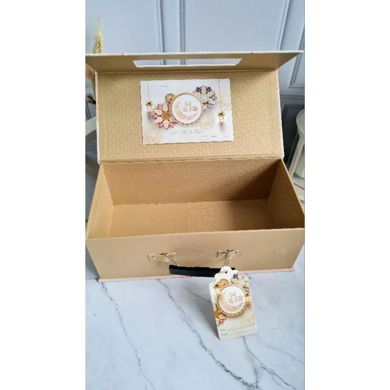 

Kotak Hard Box Hampers Idul Fitri Pink Design Exclusive Ukuran 28 x 13 x 10cm